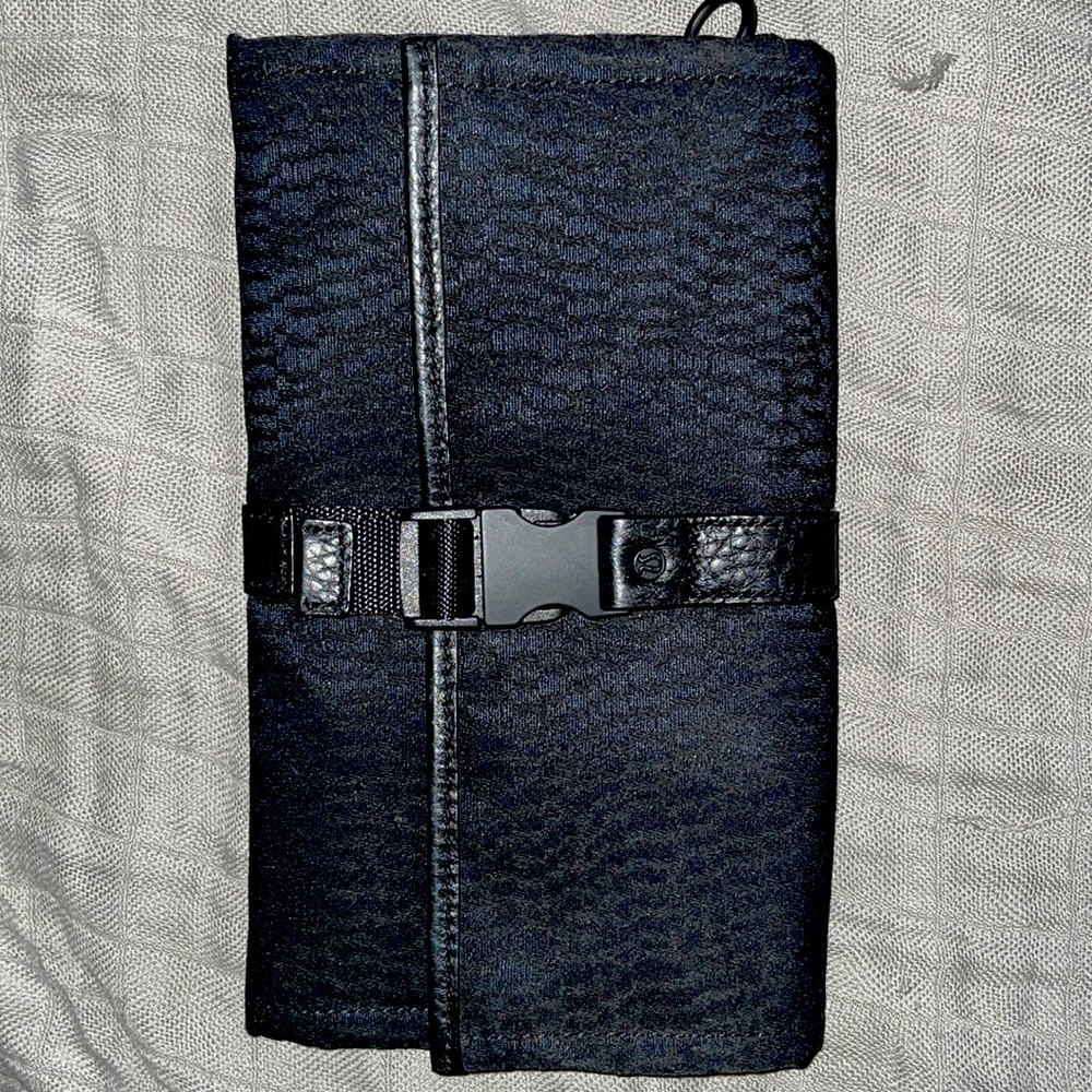 Like new Lululemon wallet/clutch